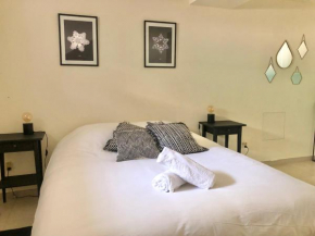 The HoPe, suite privée au sein d'une maison avec piscine